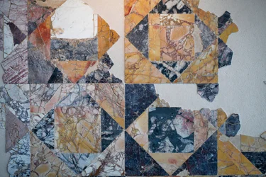 Marmeren plaveisel in opus sectile van een Romeins publiek monument