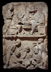 Gallo-Romeinse kunst: stele die een scène van maaltijden en kinderspelen voorstelt. 50 v.Chr.-100 n.Chr. Metz. Museum voor Schone Kunsten