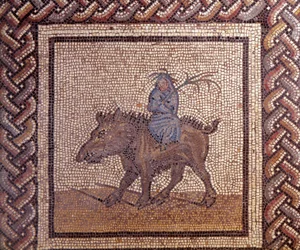 Gallo-Romeinse kunst: mozaïekvloer met een voorstelling van een landelijke kalender. De allegorie van de Winter rijdt op een wild zwijn. Eind 2e, begin 3e eeuw n.Chr. Uit Saint-Romain-en-Gal (Rhône). Saint-Germain-en-Laye, Nationaal Archeologisch Museum