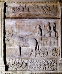 Bas-reliëf uit de Gallo-Romeinse periode die een wagen getrokken door paarden met passagiers afbeeldt. Avignon, Musée Calvet