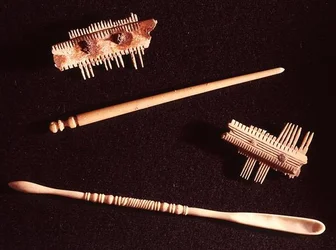 Twee kammen, een haarspeld en een lepel voor make-up