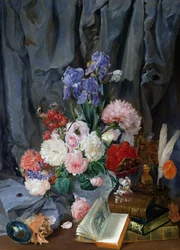 Stilleven met vaas van snijbloemen, schelpen en boeken