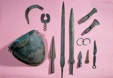 Gallische kunst: bronzen helm, bijl, sikkel, versiering, zwaard, armband, piek van Theil a Billy sur Loir. 1150 - 950 v.Chr.