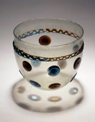 Gallische kunst: glazen beker met gekleurde tabletten