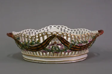 Broodmand uit het porseleinen diner servies van de Orde van Sint Joris de Triomfantelijke Gardner Porseleinfabriek, 1777