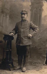 Album "Het GM R. Leger (Eerste Wereldoorlog)": soldaten van het 23e Regiment. Territoriale Militie in uniform per land