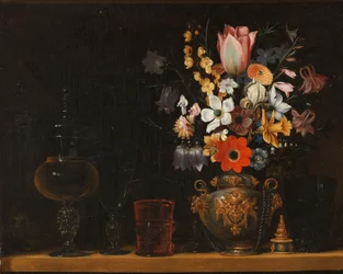 Stilleven met een boeket bloemen en glazen bokalen