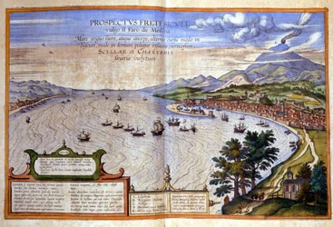 De Straat van Messina - Calabrië is links terwijl Messina en Etna rechts in Sicilië zijn. Atlas van Braun en Hogenberg