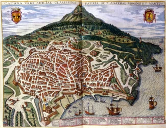 Uitzicht op Catania en Etna in Sicilië. Atlas van Braun & Hogenberg. 1585, Amsterdam