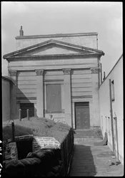 Kapel bij Hull Trinity House en standbeeld buiten de oostelijke gevel, Kingston upon Hull