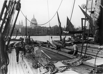 Mannen op een Thames-schip, South Bank, Lambeth, Londen