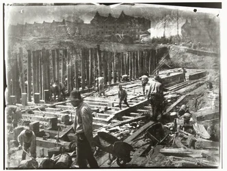 Bouwvakkers aan het werk in een bouwput aan de Van Diemenstraat in Amsterdam