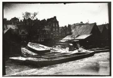 Gezicht op een scheepswerf op het Prinseneiland in Amsterdam