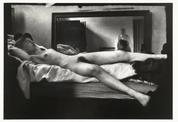 Portret van een vrouwelijk naakt met in de spiegel de fotograferende Breitner