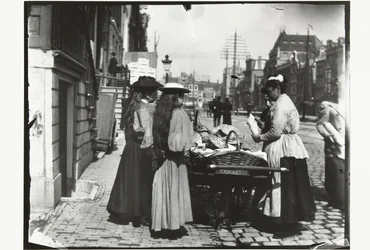 Straatverkoop vanuit een handkar op het Rokin in Amsterdam
