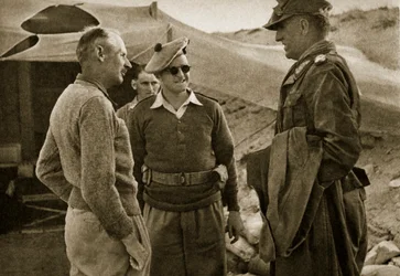 Generaal Thoma (rechts) net gevangen genomen bij El Alamein, en generaal Montgomery (links) op 4 november 1942 (z/w foto)