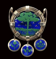Een groot zilververguld en geëmailleerd ornament