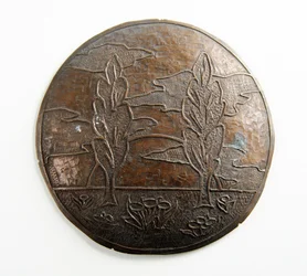 Convexe plaquette met bomen, wolken en bloemen