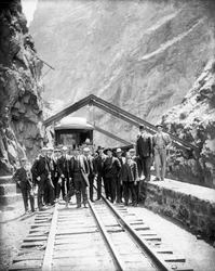 Hangbrug - President Theodore Roosevelt en gezelschap in de Royal Gorge van de Arkansas River, 8 mei 1905