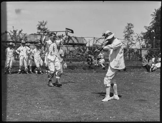 Leden van de Bampton Morris groep voeren een dans uit