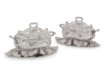 Een paar soepterrines, het Leinster-servies