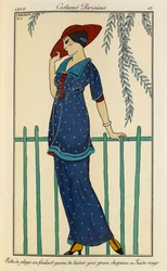 Robe de plage en foulard garni de tussor gros grain chapeau en Suède rouge. Costumes Parisiens no.15. Vrouw draagt een strandjurk en een ruwe zijden sjaal afgezet met grosgrain in gevlekt blauw en een rode hoed.