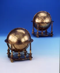 Paar globes, terrestrisch en hemels, met de Tughra en Latijnse inscriptie van Sultan Murad III, 1579