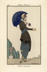 Vrouw in geplooide jurk en jas met hoed en parasol