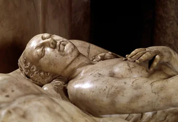 Grafmonument van Hendrik II (1519-1559) en Catherine de Medici (1519-1589) gemaakt in marmer door Germain Pilon (1535-1590). Detail van de Koningin van Frankrijk. 1563-1572. Gelegen in de Rotonde des Valois, ook bekend als kapel des Valois. Bas-reliëf