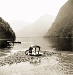 Eva Braun in haar badpak aan het trainen bij Koenigssee