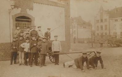 Duitse soldaten trekken (kanon) wagen. Briefkaart verzonden in 1913.