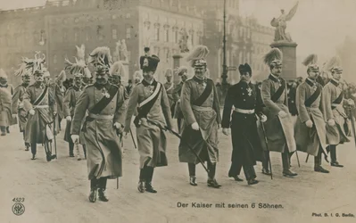 Keizer Wilhelm II van Duitsland met zijn zes zonen. Briefkaart verzonden in 1913.