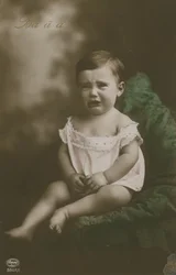 Ansichtkaart van een huilende jongen, verzonden in 1913 (handgekleurde foto)