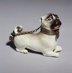 Een Meissen pijpenkop gemodelleerd als een zittende mopshond, ca. 1745