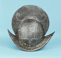Een kam morion, geëtst met cherubijnen, sfinxen en gevleugelde paarden, het midden met een pseudo-klassieke krijger in eigentijdse wapenrusting met zwaard en schild
