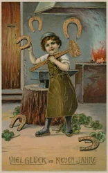 Jongen smid maakt gouden hoefijzers voor nieuwjaarsgeluk. Ansichtkaart verzonden op 31 december 1913.