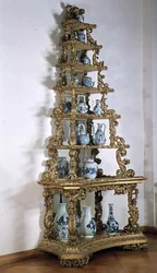 Collectie blauw en wit chinoiserie porselein op een piramide standaard, Duits, verguld hout, begin 18e eeuw