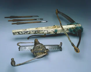 Kruisboog van keurvorst Augustus I van Saksen met opwindmechanisme en drie bouten, ca. 1553-73