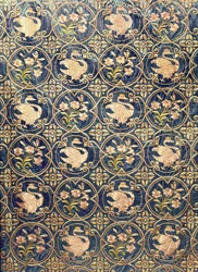 Detail van een gordijn versierd met zwanen en lelies