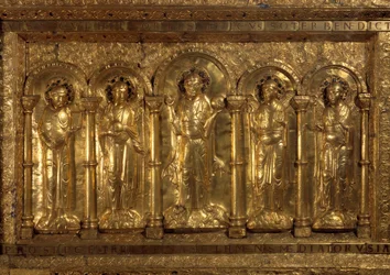 Voor het altaar van de Kathedraal van Bale Rond de Zittende Christus, de drie aartsengelen (Michael, Gabriel en Raphael) en Sint Benedictus van Nursie, en aan zijn voeten, de Keizer Hendrik II genaamd de Heilige (973-1024) en de Keizerin Cunegonde (975-103