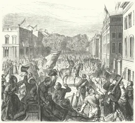 Koning Frederik Willem IV van Pruisen rijdt langs de Universiteit van Berlijn op weg naar een massale begrafenis van burgers die zijn omgekomen bij rellen, 21 maart 1848 (gravure)