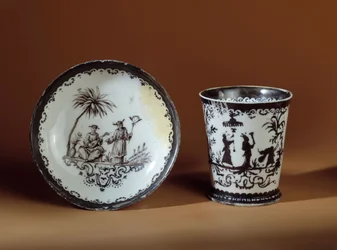 Beker en schotel in de vorm van een mok Bottger gemaakt van porselein Maissen, versierd met Chinese winkels in Ausbourg