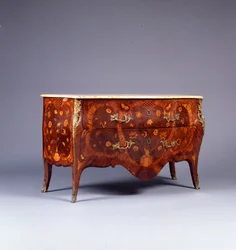 Een van een paar marqueterie en parket commodes