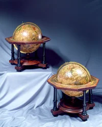 Paar Tafel Globes, gemaakt door Isaac Habrecht, tweede uitgave door Johann Christoph Weigel, 1675