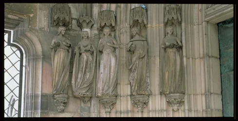De Vijf Wijze Maagden, zuilfiguren van de Paradijsportaal, figuren gesneden ca. 1250, portaal gebouwd ca. 1350