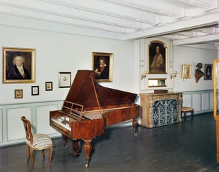 Uitzicht op een kamer met een vleugelpiano van Ludwig van Beethoven (1770-1827)