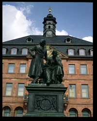 Uitzicht op het nieuwe stadhuis en het monument van de gebroeders Grimm