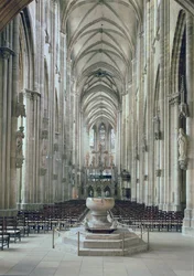 Zicht op het interieur naar het oosten, begonnen in 1230
