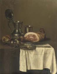 Stilleven met tinnen kan, zilveren beker, ham op een zilveren bord, mes op een tinnen bord en een broodje