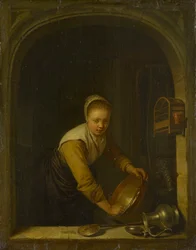 Een dienstmeisje schuurt een koperen pan bij een raam
